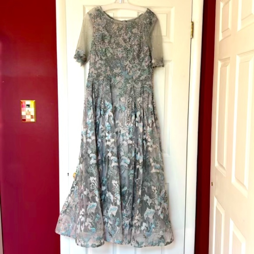 ALEXANDER BY DAYMOR dress, size 10. Dove grey with blue-green floral embroidery